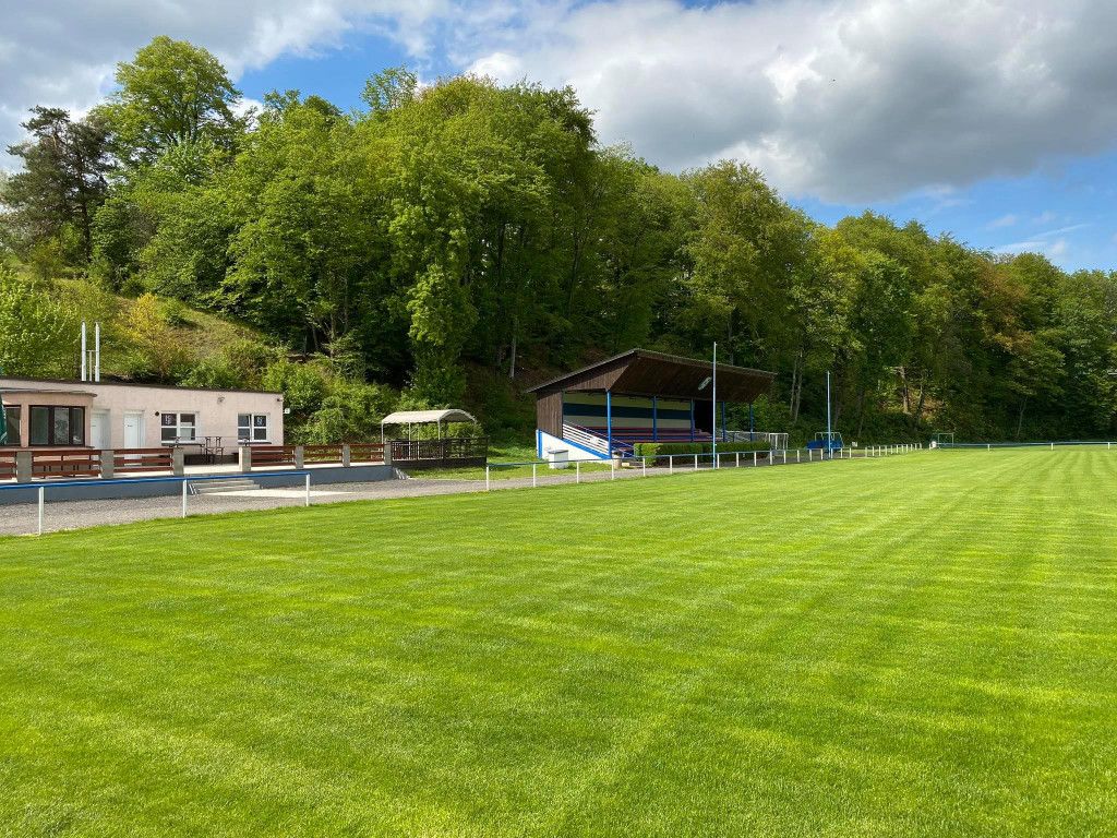 tribuna od školy