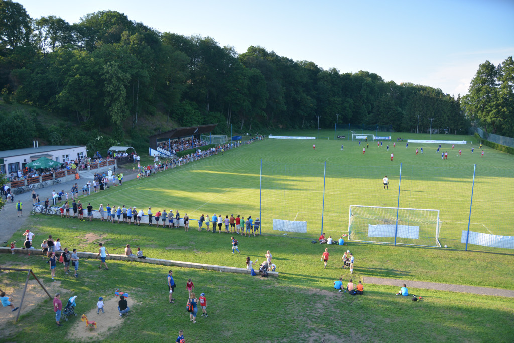 stadion od školy